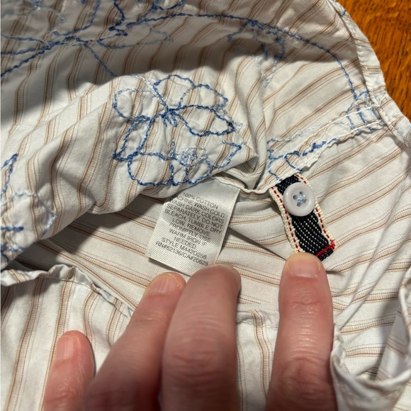 Vintage 90’s Guess Embroidered Button Down Shirt (Large) - Picture 14 of 15